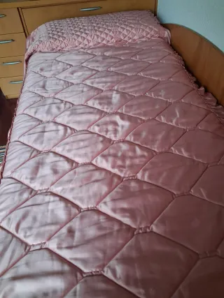 Edredón rosa acolchado con volante