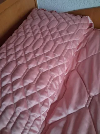 Edredón rosa acolchado con volante