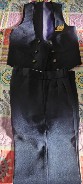 Traje de comunión azul con botones dorados