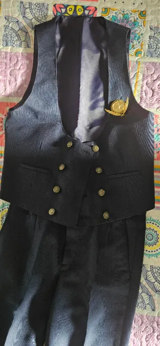 Traje de comunión azul con botones dorados
