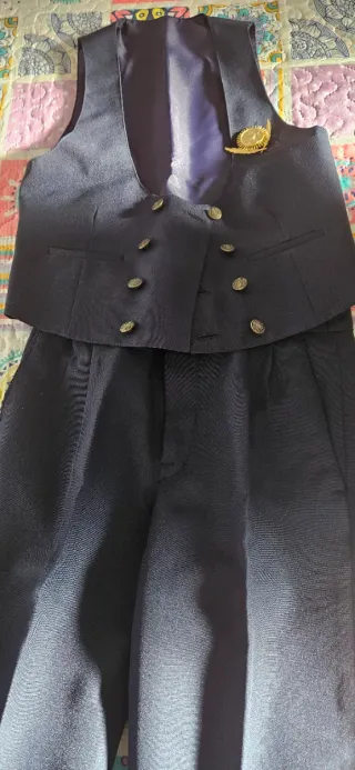 Traje de comunión azul con botones dorados