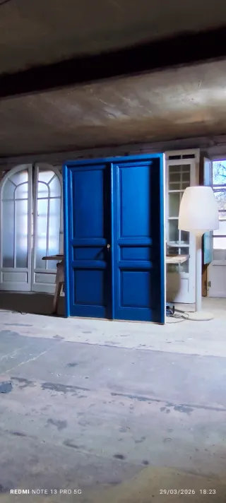 Puerta azul recuperada y restaurada