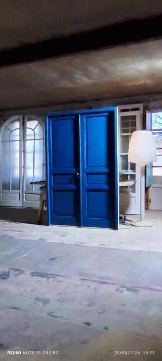 Puerta azul recuperada y restaurada