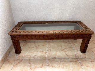 Mesa de centro de madera tallada con cristal