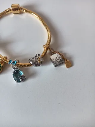 Pulsera estilo Pandora con charms.
