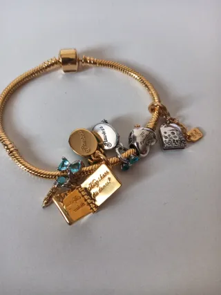 Pulsera estilo Pandora con charms.