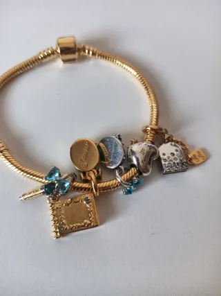 Pulsera estilo Pandora con charms.