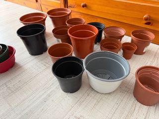 Macetas de plástico variadas