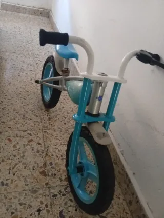 Patacleta infantil azul y plateada