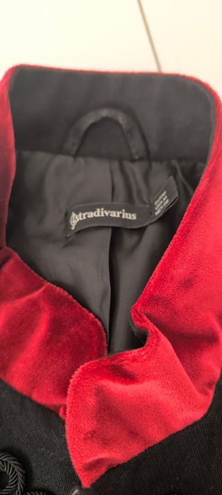 Chaqueta estilomilitar Bershka elegante y original