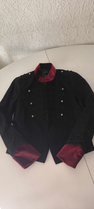 Chaqueta estilomilitar Bershka elegante y original