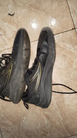 Zapatillas Fila Negras y Doradas