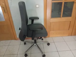 Silla de oficina ergonómica negra