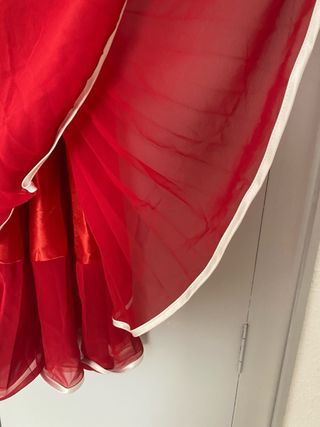 Vestido de fiesta rojo y beige