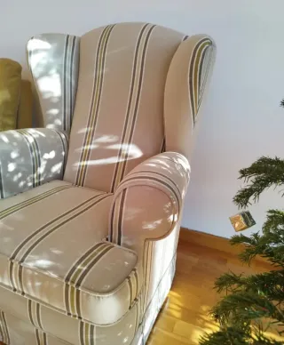 Sillón orejero beige tela