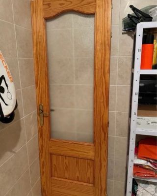 Puerta de madera con cristal
