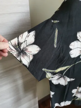 Camisa floral Pull&Bear negra talla M