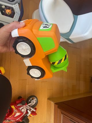 Camión de juguete infantil naranja y verde