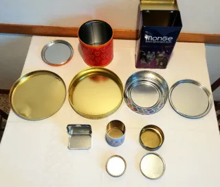 Set sette scatole di latta.