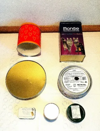 Set sette scatole di latta.