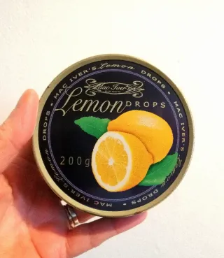 Set sette scatole di latta.