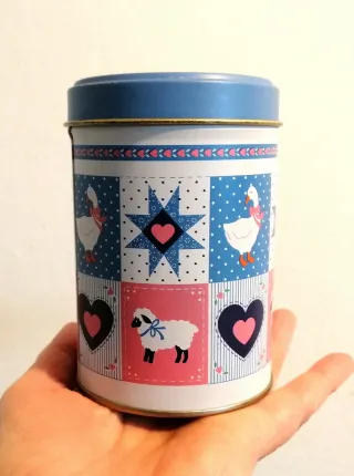 Set sette scatole di latta.