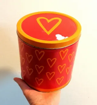 Set sette scatole di latta.