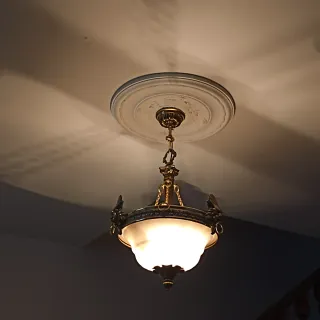 Lámpara de techo dorada y blanca