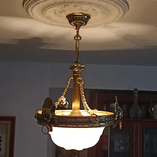 Lámpara de techo dorada y blanca