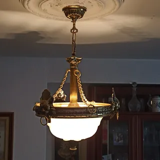 Lámpara de techo dorada y blanca