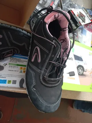 Botas de seguridad COFRA negras y rosas