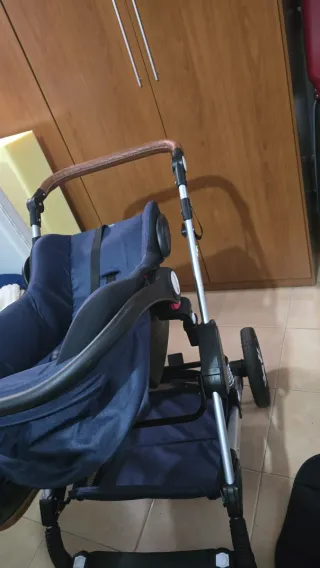 Carrito de bebé azul