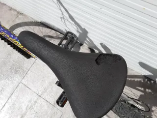 Bicicleta de montaña blanca y verde