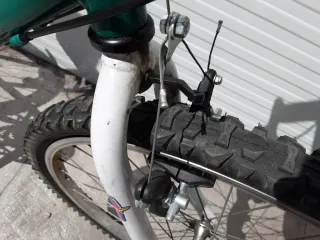 Bicicleta de montaña blanca y verde
