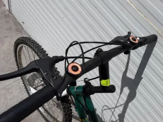 Bicicleta de montaña blanca y verde