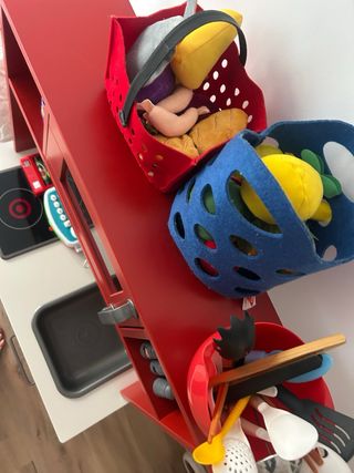 Cocinita de madera roja IKEA y complementos