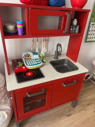Cocinita de madera roja IKEA y complementos