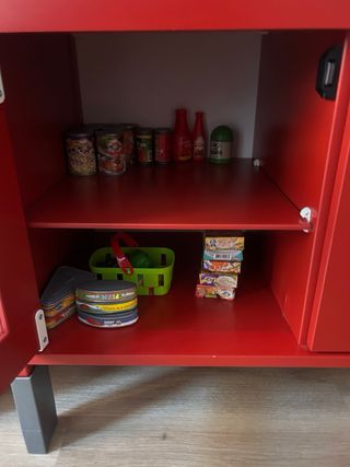 Cocinita de madera roja IKEA y complementos