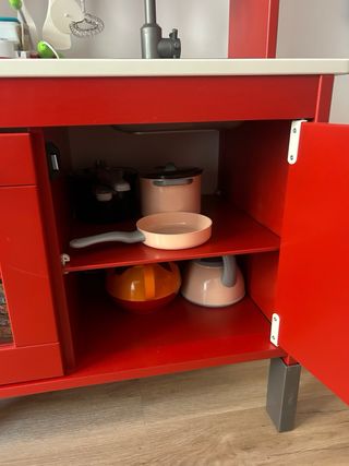 Cocinita de madera roja IKEA y complementos