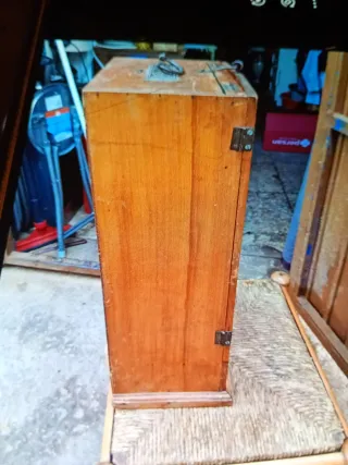 Capilla de madera con figura religiosa