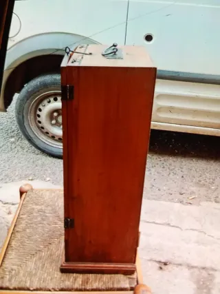 Capilla de madera con figura religiosa