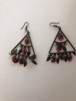 Pendientes colgantes con diseño floral