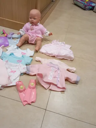 Muñeco bebé con ropa y accesorios
