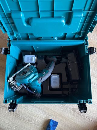 Amoladora Makita 10.8V a batería con disco