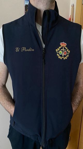 Chaleco azul con bordado