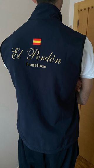 Chaleco azul con bordado