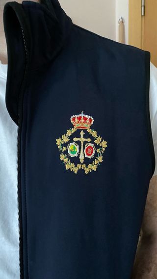 Chaleco azul con bordado