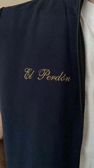 Chaleco azul con bordado