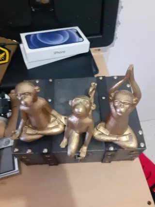 Set di 3 Statuette di Scimmie Dorate Yoga