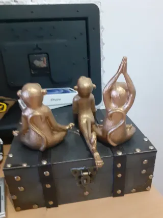 Set di 3 Statuette di Scimmie Dorate Yoga